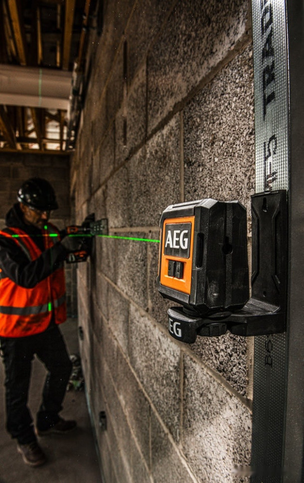 Лазерный нивелир AEG Powertools CLG220-K 4935472254 (с магнитным и потолочным кронштейнами) Лазерный нивелир AEG Powertools CLG220-K 4935472254 (с магнитным и потолочным кронштейнами)