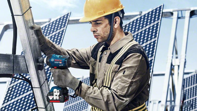 Гайковерт Bosch GDS 18V-400 Professional 06019K0020 (с 2-мя АКБ, кейс) Гайковерт Bosch GDS 18V-400 Professional 06019K0020 (с 2-мя АКБ, кейс)