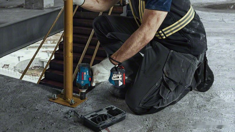 Гайковерт Bosch GDS 18V-400 Professional 06019K0020 (с 2-мя АКБ, кейс) Гайковерт Bosch GDS 18V-400 Professional 06019K0020 (с 2-мя АКБ, кейс)