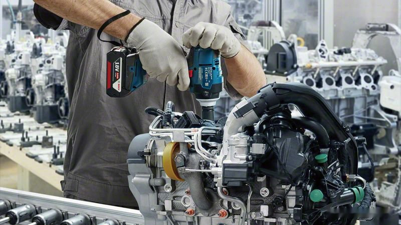 Гайковерт Bosch GDS 18V-400 Professional 06019K0020 (с 2-мя АКБ, кейс) Гайковерт Bosch GDS 18V-400 Professional 06019K0020 (с 2-мя АКБ, кейс)