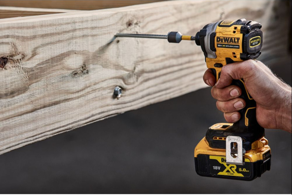 Винтоверт DeWALT DCF850NT (без АКБ, кейс)