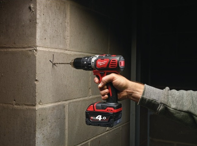 Дрель-шуруповерт Milwaukee M18 BPD-202C Дрель-шуруповерт Milwaukee M18 BPD-202C