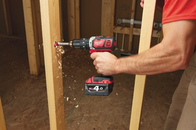 Дрель-шуруповерт Milwaukee M18 BPD-202C Дрель-шуруповерт Milwaukee M18 BPD-202C