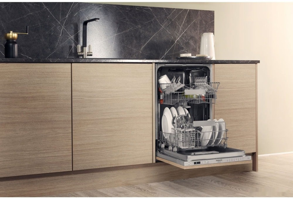 Посудомоечная машина Hotpoint-Ariston HSIC 3T127 C Посудомоечная машина Hotpoint-Ariston HSIC 3T127 C