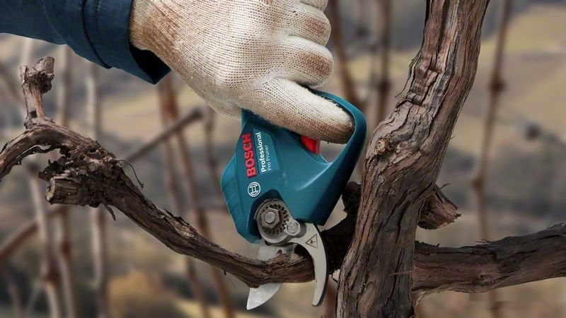 Секатор Bosch Pro Pruner Professional 06019K1021 (с 2-мя АКБ) Секатор Bosch Pro Pruner Professional 06019K1021 (с 2-мя АКБ)