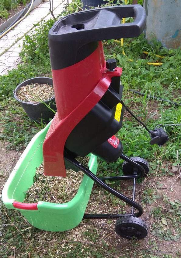 Электрический измельчитель Elitech ИВС 2400 Электрический измельчитель Elitech ИВС 2400