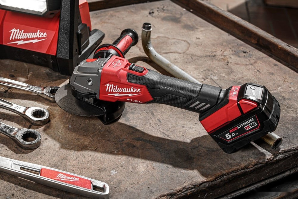 Угловая шлифмашина Milwaukee M18 FSAG125XB-502X Fuel 4933478430 (с 2-мя АКБ)