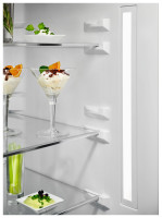 Холодильник с морозильником Electrolux LNT7ME34G1