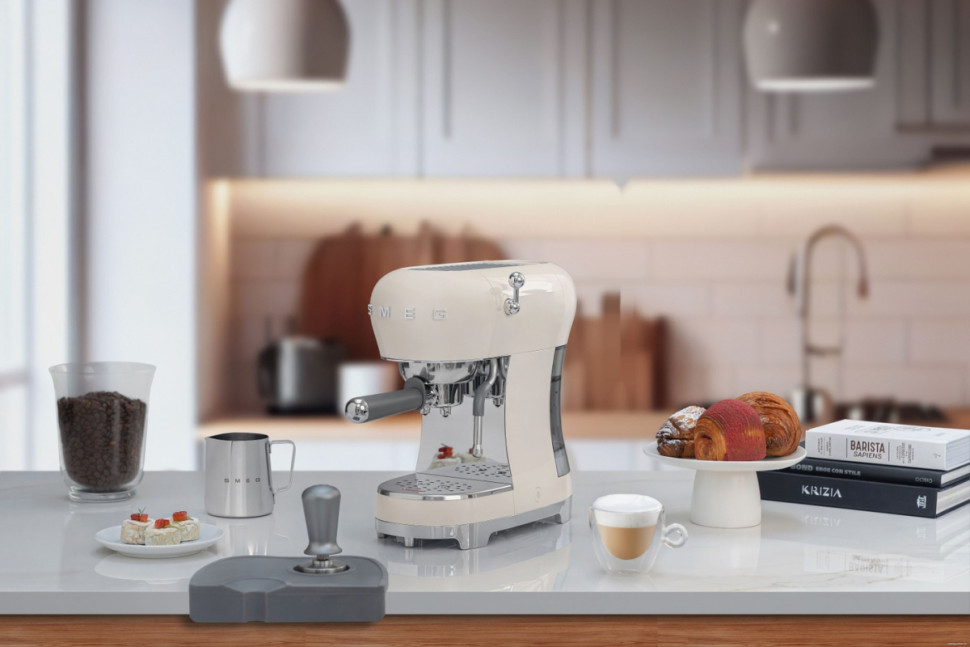 Рожковая кофеварка Smeg ECF02CREU Рожковая кофеварка Smeg ECF02CREU