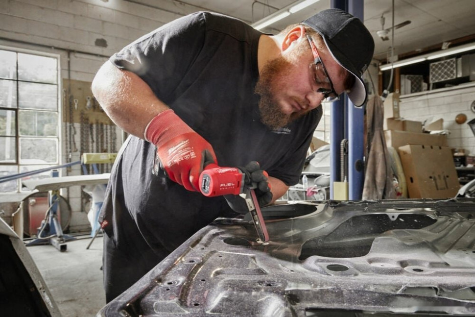 Угловая шлифмашина Milwaukee M12 Fuel FBFL10-0 (без АКБ) Угловая шлифмашина Milwaukee M12 Fuel FBFL10-0 (без АКБ)