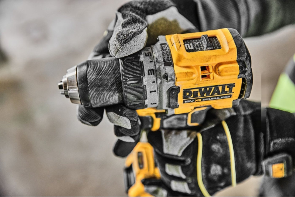 Дрель-шуруповерт DeWALT DCD800H2T (с 2-мя АКБ 5 Ач, кейс) Дрель-шуруповерт DeWALT DCD800H2T (с 2-мя АКБ 5 Ач, кейс)