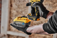 Дрель-шуруповерт DeWALT DCD800H2T (с 2-мя АКБ 5 Ач, кейс)