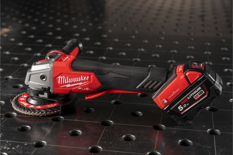 Угловая шлифмашина Milwaukee M18 ONEFSAG 125XPDB-502X Fuel 4933478435 (с 2-мя АКБ)