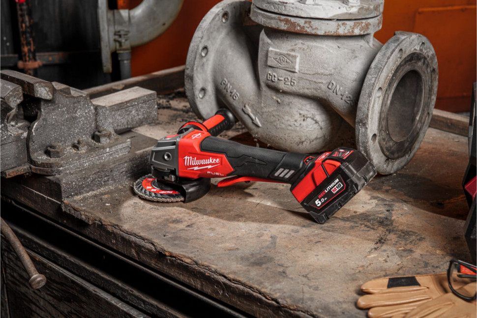 Угловая шлифмашина Milwaukee M18 ONEFSAG 125XPDB-502X Fuel 4933478435 (с 2-мя АКБ)