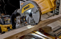 Дисковая пила DeWALT DWS777