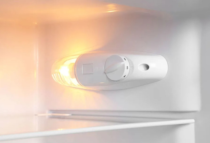 Холодильник с морозильником SunWind SCT202 Холодильник с морозильником SunWind SCT202