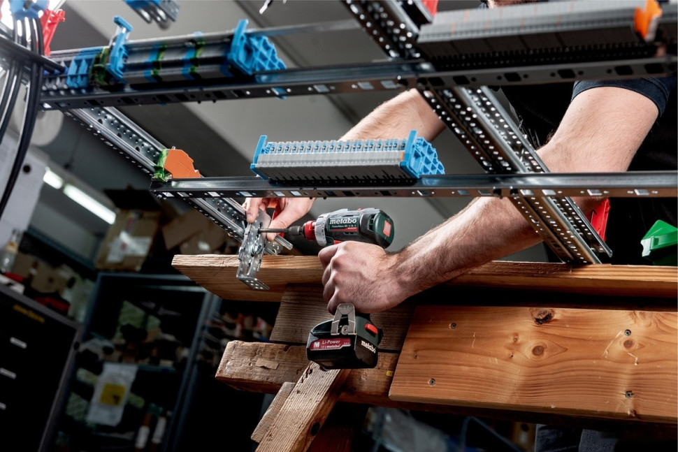 Дрель-шуруповерт Metabo PowerMaxx BS 12 BL Q 601039500 (с 2-мя АКБ 2 Ah, кейс) Дрель-шуруповерт Metabo PowerMaxx BS 12 BL Q 601039500 (с 2-мя АКБ 2 Ah, кейс)