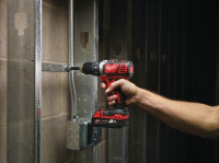 Дрель-шуруповерт Milwaukee M18 BDD-202C