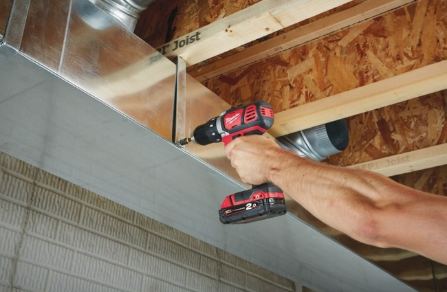 Дрель-шуруповерт Milwaukee M18 BDD-202C Дрель-шуруповерт Milwaukee M18 BDD-202C