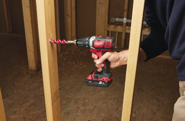 Дрель-шуруповерт Milwaukee M18 BDD-202C Дрель-шуруповерт Milwaukee M18 BDD-202C