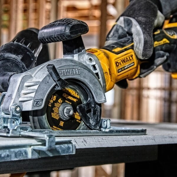 Дисковая (циркулярная) пила DeWALT DCS571N-XJ (без АКБ)