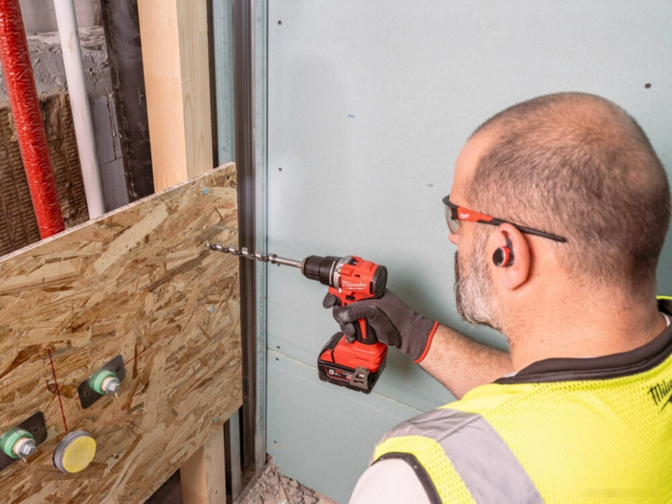 Дрель-шуруповерт Milwaukee M18 M18BLDDRC-502C 4933492835 (с 2-мя АКБ 5 Ач, кейс) Дрель-шуруповерт Milwaukee M18 M18BLDDRC-502C 4933492835 (с 2-мя АКБ 5 Ач, кейс)