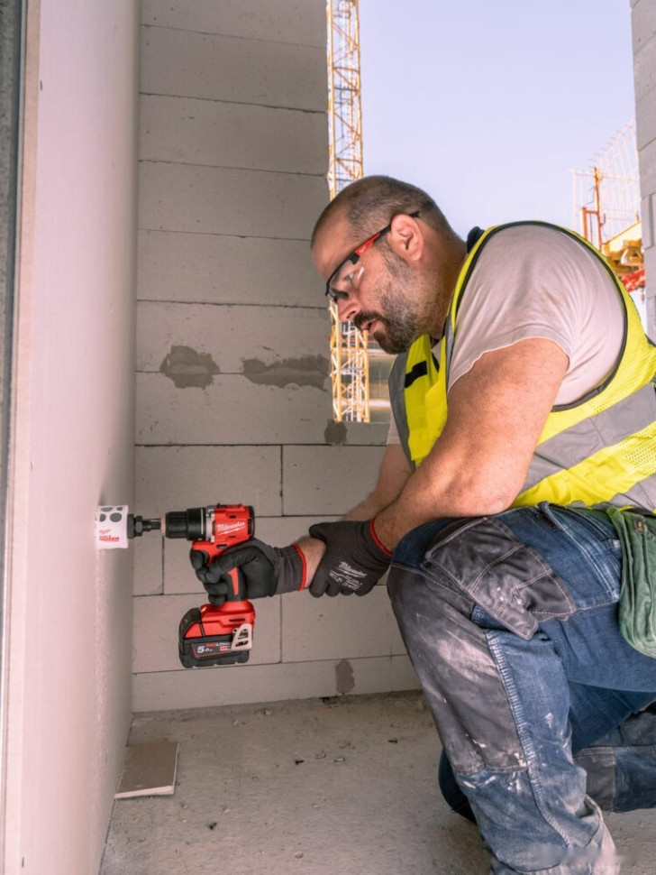 Дрель-шуруповерт Milwaukee M18 M18BLDDRC-502C 4933492835 (с 2-мя АКБ 5 Ач, кейс) Дрель-шуруповерт Milwaukee M18 M18BLDDRC-502C 4933492835 (с 2-мя АКБ 5 Ач, кейс)